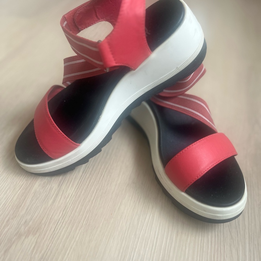 Cougar women’s wedge sandal in hibiscus